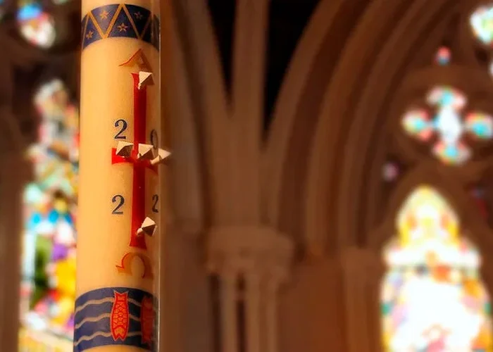 Este es el significado de los símbolos grabados en el Cirio Pascual