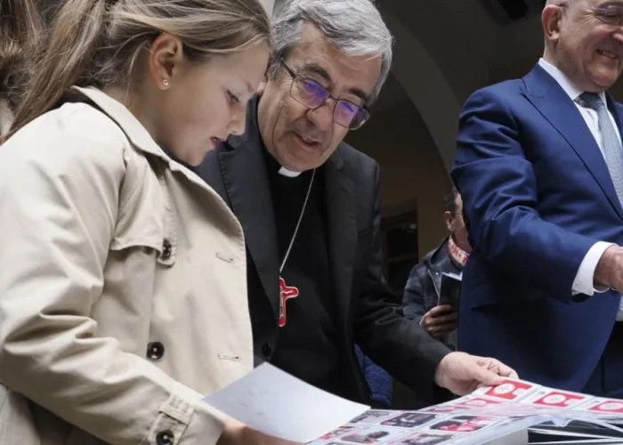 Archidiócesis de Valladolid estrena colección de cromos sobre sus cofradías de Semana Santa 