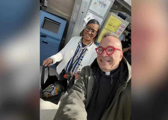 Sacerdote católico recauda fondos y entrega tarjetas de regalo a trabajadores de la TSA sin sueldo