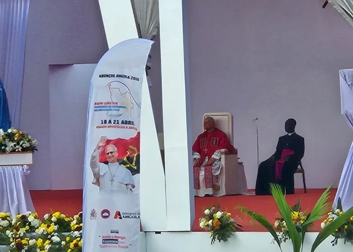 El Papa León XIV preside un Rosario multitudinario en Angola: "¡Es el amor el que debe triunfar!"