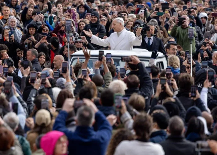 León XIV destaca la dignidad y misión de los laicos: “Participan en el mismo sacerdocio de Cristo”