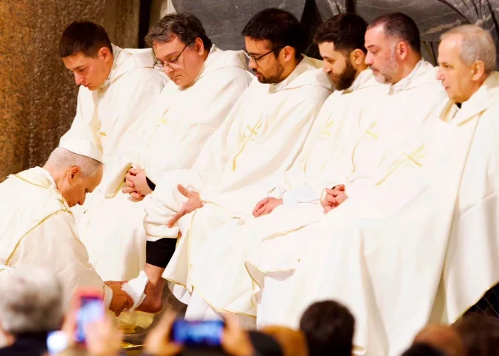 El Papa León XIV lava los pies a 12 sacerdotes durante la Misa de Jueves Santo