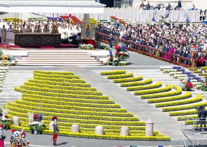 El Papa reivindica en Pascua la esperanza y la paz de Cristo resucitado frente a los abusos del mundo