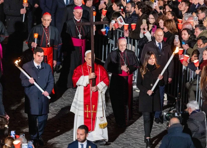 Así fue el primer Vía Crucis del pontificado del Papa León XIV, quien cargó la Cruz durante las 14 estaciones Así fue el primer Vía Crucis del pontificado del Papa León XIV, quien cargó la Cruz durante las 14 estaciones