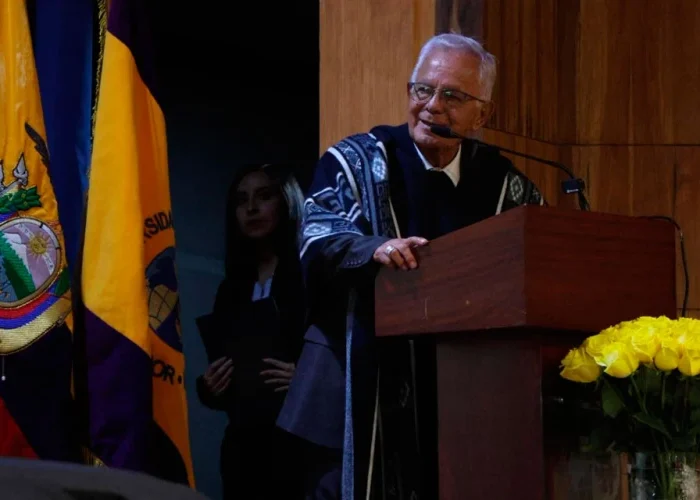 "Vale la pena servir al Señor y a su Iglesia", afirma obispo de 90 años al presentar sus memorias en Ecuador