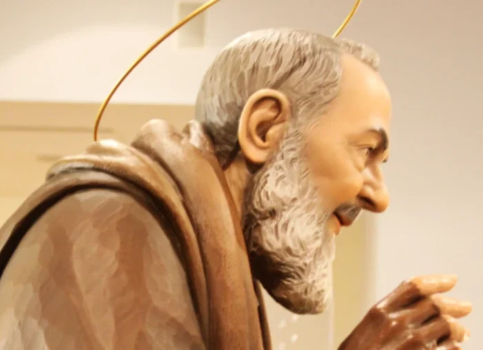 ¿Una imagen del Padre Pío que llora sangre? Misterioso fenómeno conmociona a una parroquia italiana