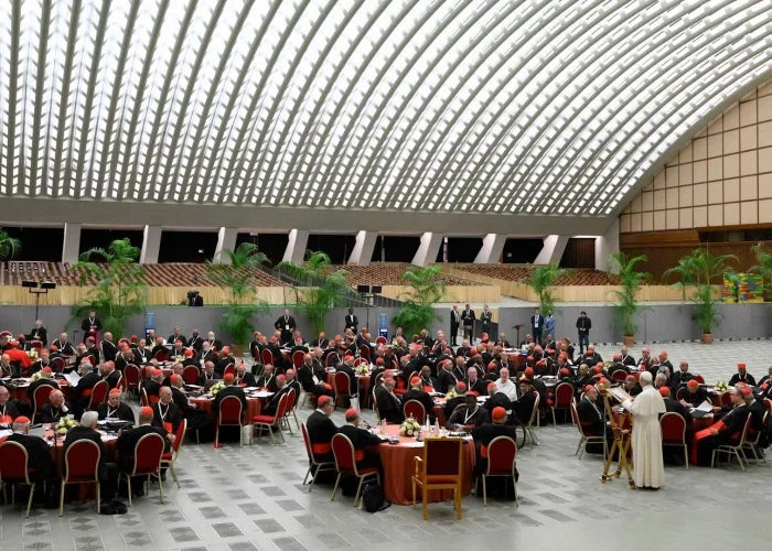 Los cardenales afrontan un “mundo herido” en la apertura del consistorio sinodal