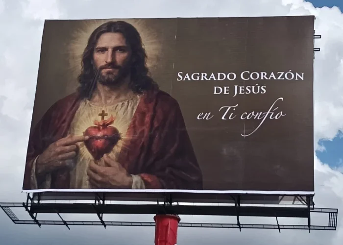 El Sagrado Corazón de Jesús "toma las calles" de México con carteles publicitarios