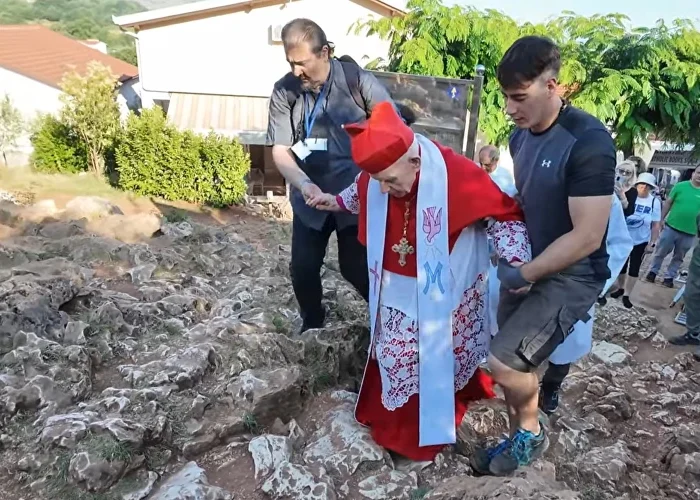 Cardenal de 97 años, torturado por el comunismo, sube a la colina de las apariciones de Medjugorje