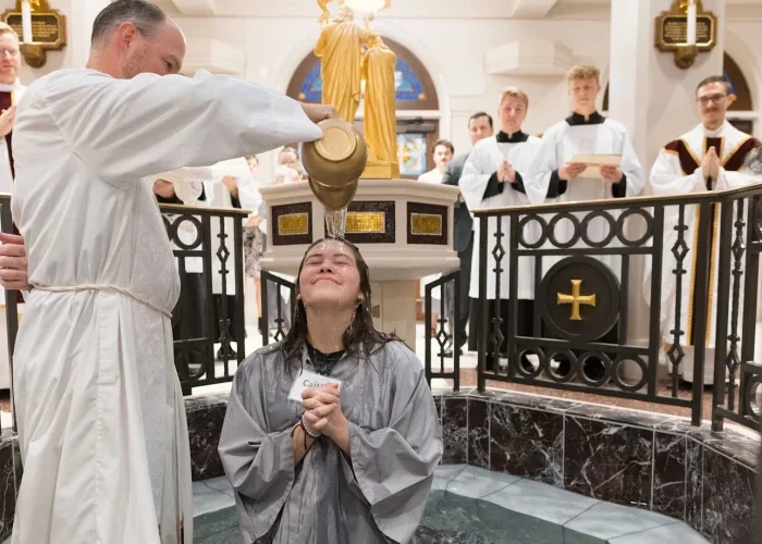 Hambre espiritual y tradición de la Iglesia impulsan conversiones de adultos en EE.UU., según encuesta