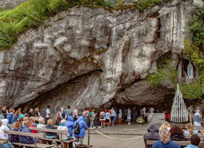 Obispo prohíbe Misas de la FSSPX en el Santuario de Lourdes Obispo prohíbe Misas de la FSSPX en el Santuario de Lourdes