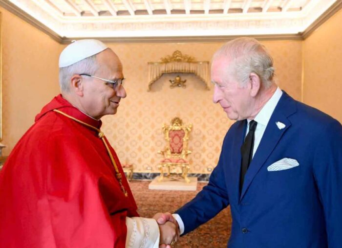 Por primera vez en 500 años el Papa y el Rey de Inglaterra se otorgan títulos religiosos