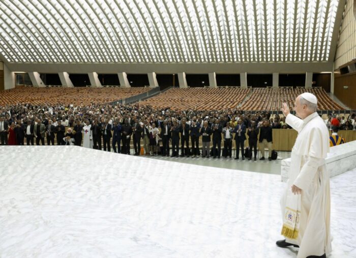 El Papa pide a los jóvenes vivir la fe con valentía y abrazar el matrimonio como un llamado de Dios El Papa pide a los jóvenes vivir la fe con valentía y abrazar el matrimonio como un llamado de Dios