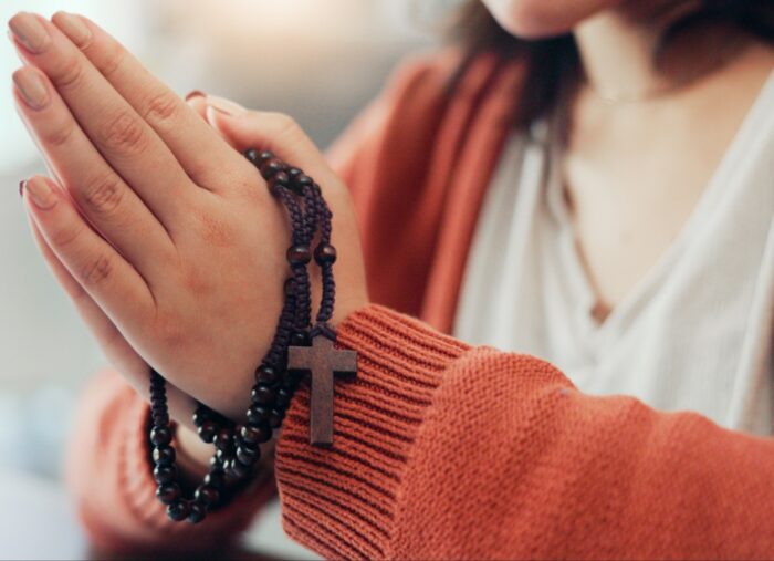 Mons. Munilla comparte 5 razones para rezar el Rosario todos los días en octubre