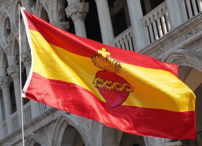 Las elecciones en España paralizan varios proyectos legales que preocupan a la Iglesia